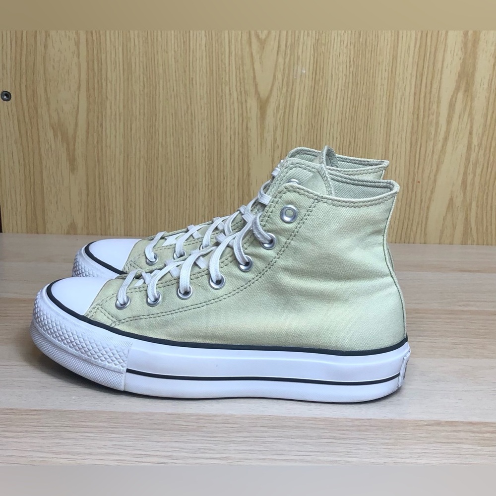 Converse Platform High Top Sneakers Size 8. - Picture 4 of 11